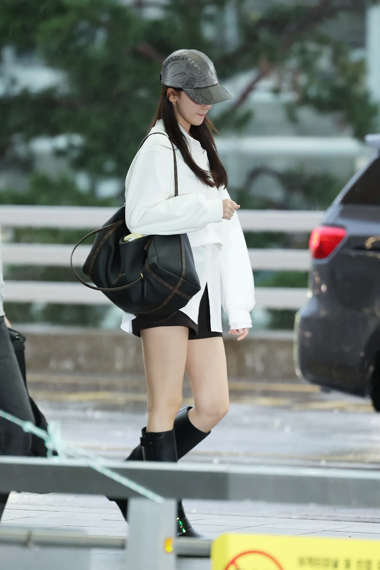 Yoona diện áo sơ mi trắng tại sân bay