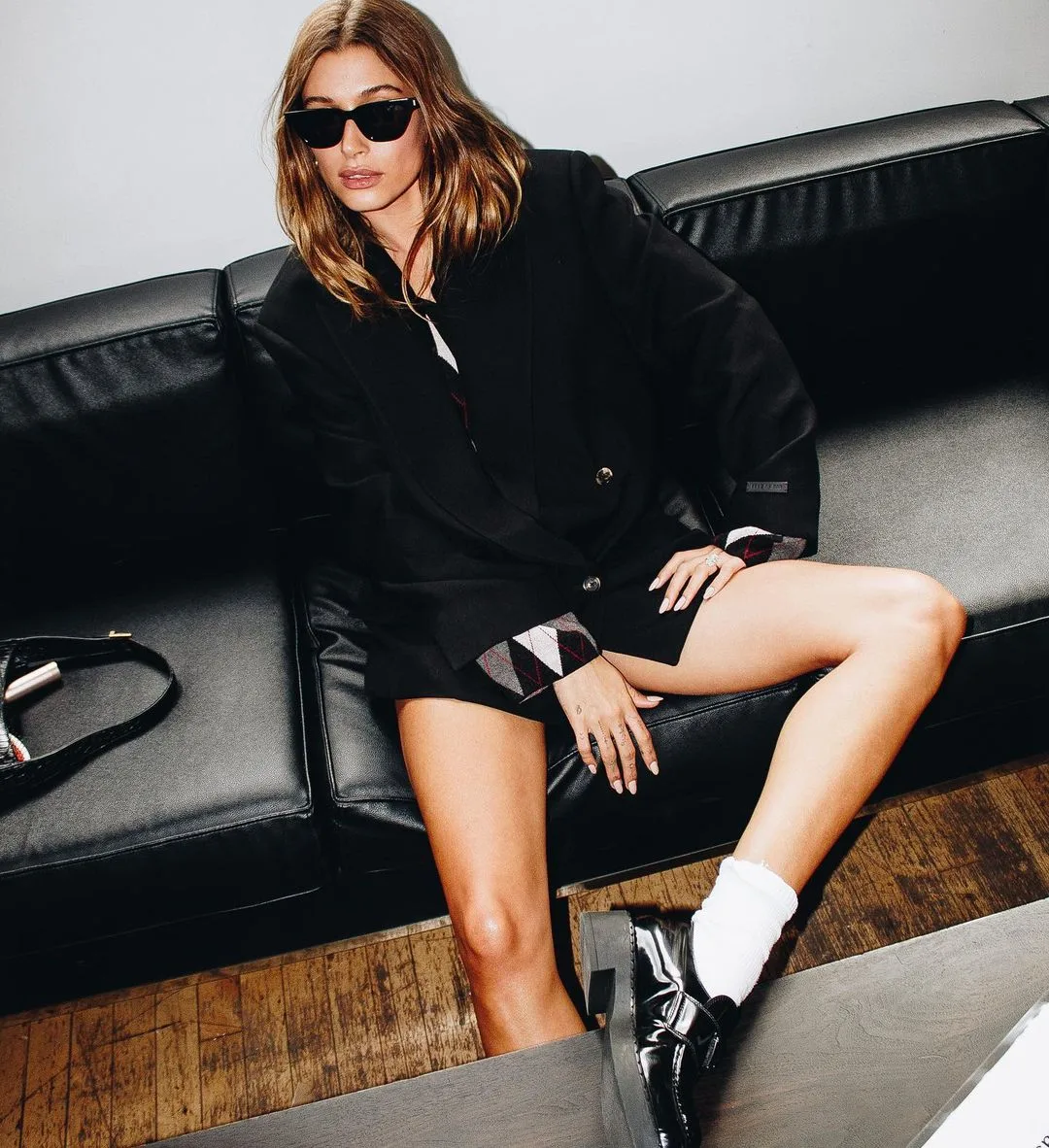 Hailey Bieber diện chunky loafers cùng vớ tráng cao cổ