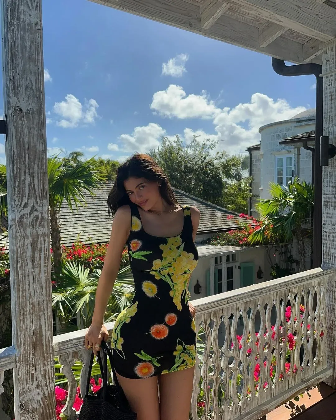 Kylie Jenner diện váy Versace cổ điển