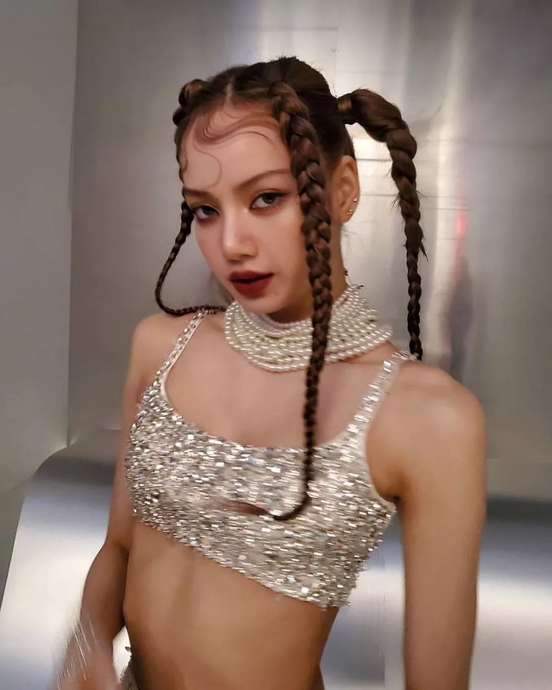 lisa diện áo ngực ánh bạc đính đá