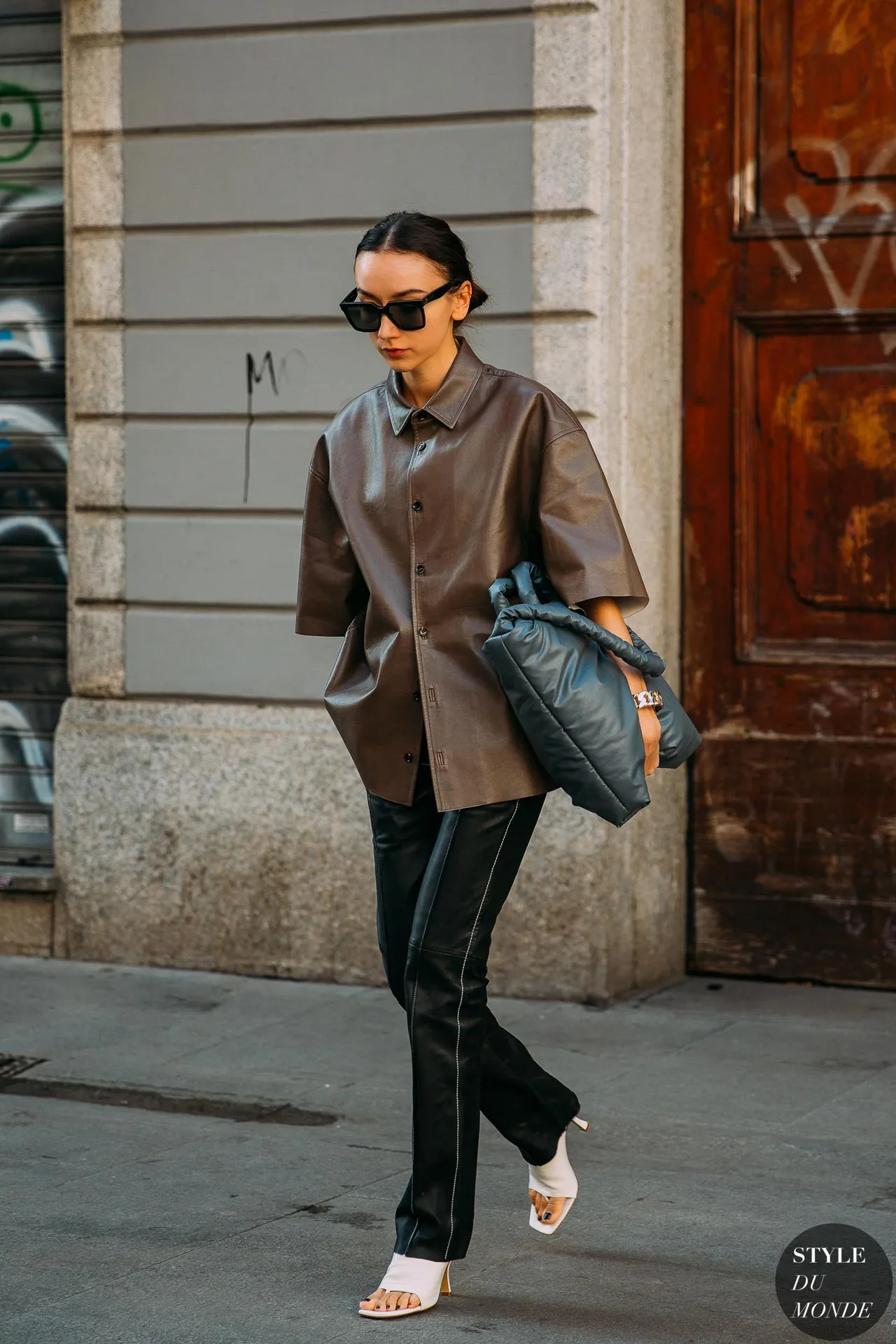 cô gái mặc đồ da nâu và quần đen street style