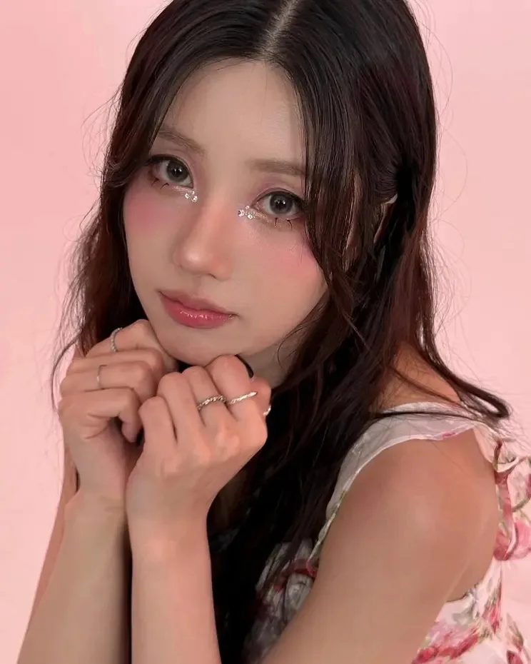 cô gái trang điểm đính đá tone hồng