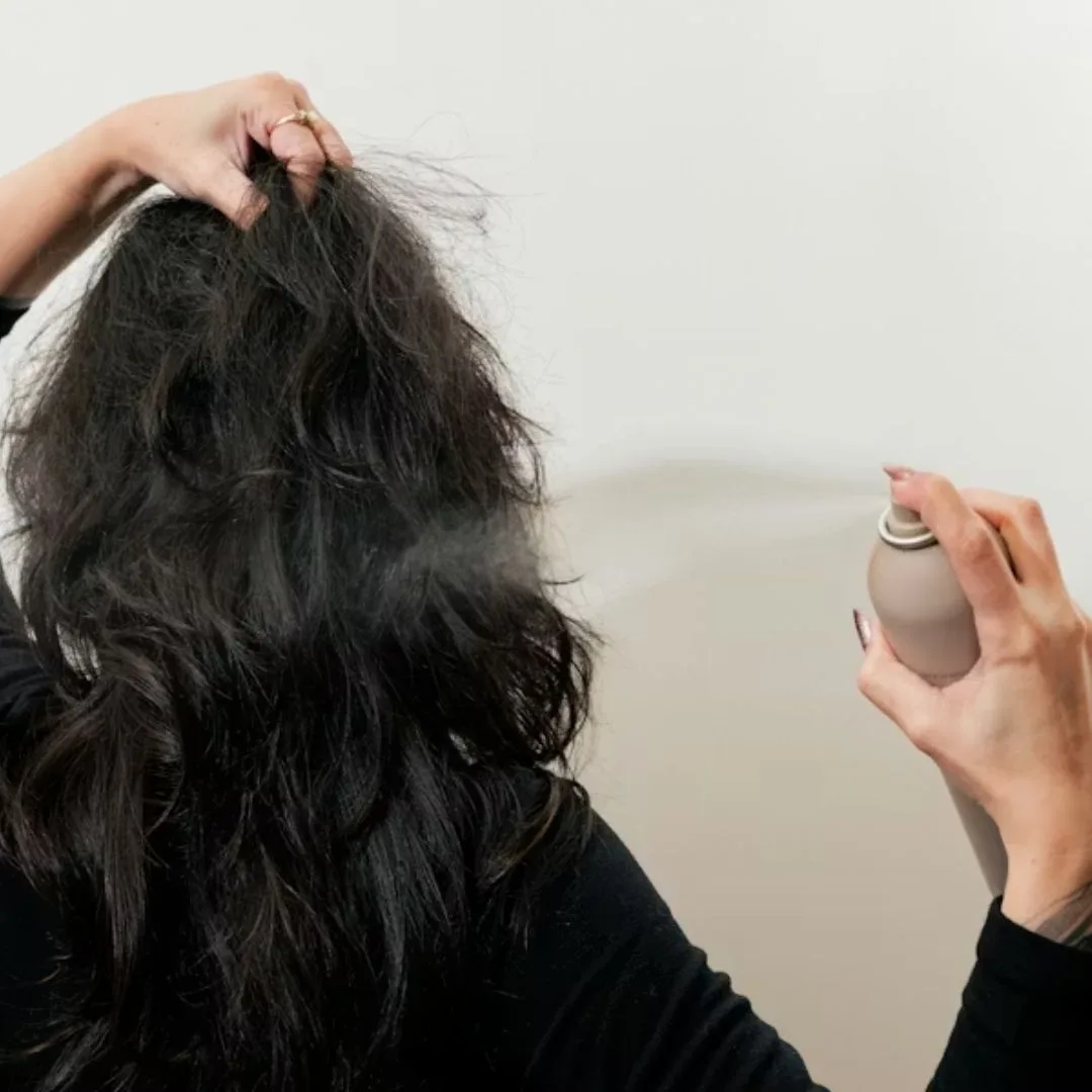 Cô gái đang sử dụng sản phẩm chăm sóc cho tóc xù
