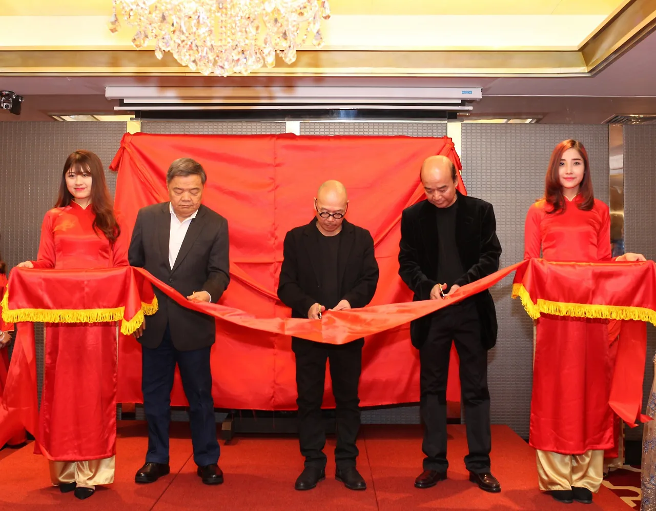Ông Toh-Hok-Ghim - Nguyên Đại sứ Singapore tại Việt Nam, Họa Sĩ Thành Chương và Ông Ngô Tấn Trọng Nghĩa - Giám tuyển Apricot Gallery cắt băng khai mạc triển lãm Genesis nhân dịp khai trương khách sạn Apricot.