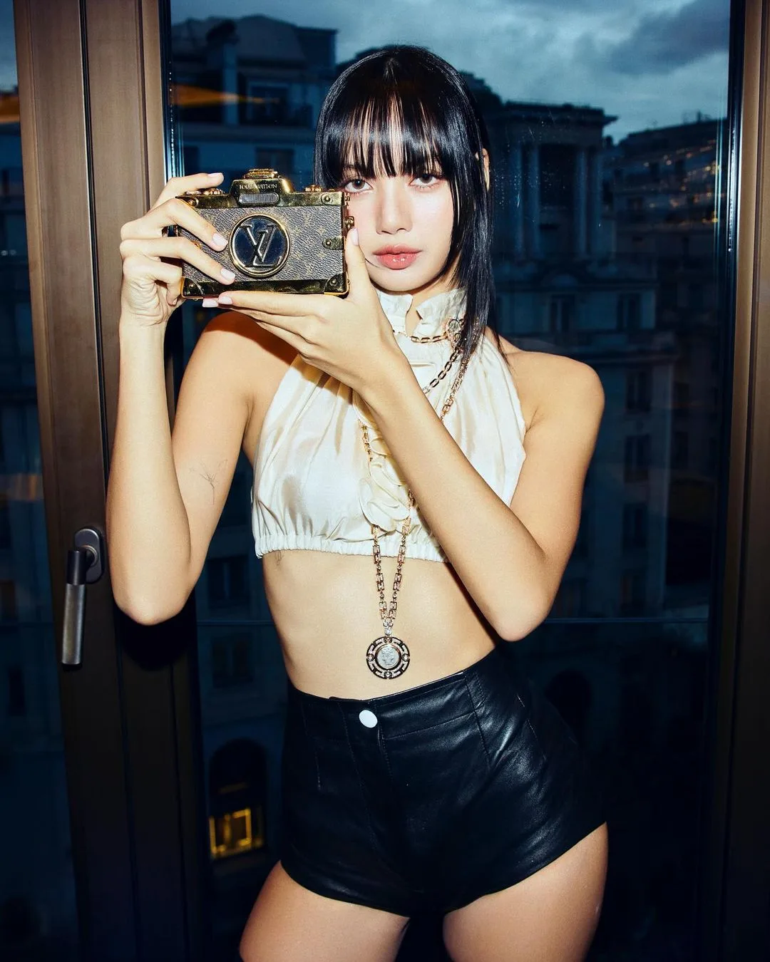 lalalalisa_m lisa diện túi xách
