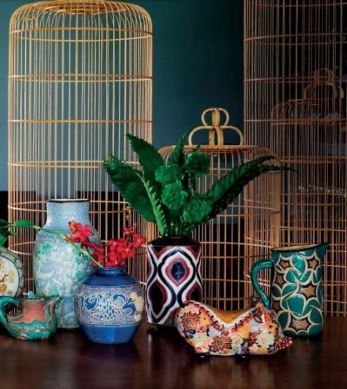 Người thợ gốm mất từ 1 – 2 ngày để có thể hoàn thiện công đoạn tạo hình, khắc chìm hoa văn lên cốt gốm của chú heo như trong hình.
