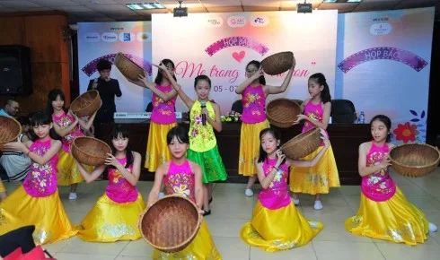 Tốp múa các em học sinh THCS Nguyễn Công Trứ biểu diễn tại buổi họp báo phát động cuộc thi.