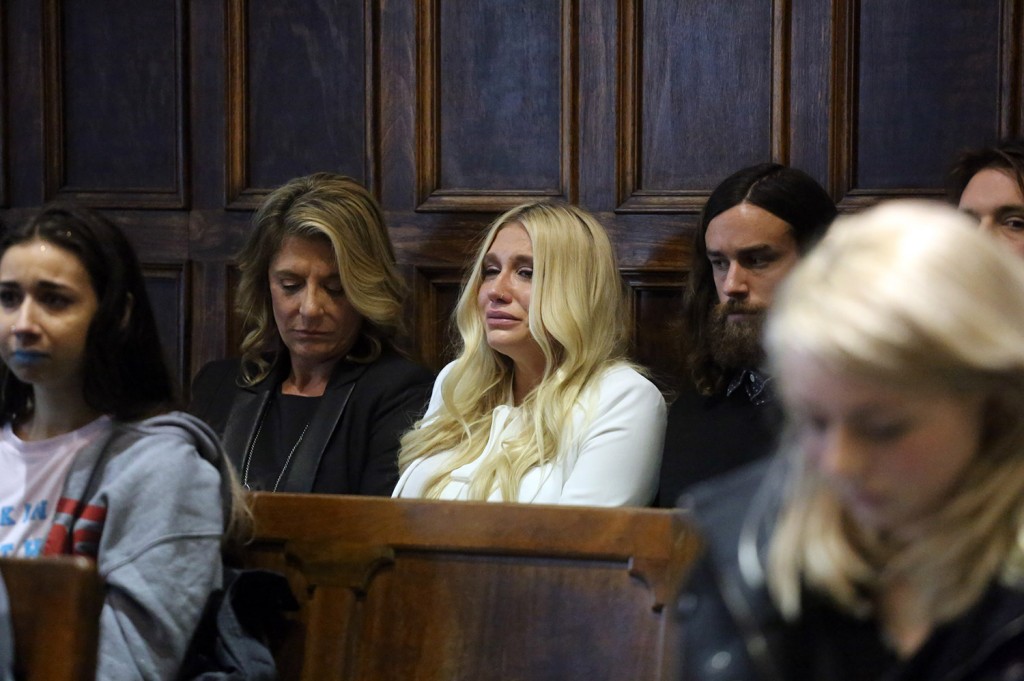 Kesha suy sup tại phiên tòa sau khi nghe phán quyết thua kiện Kesha suy sup tại phiên tòa sau khi nghe phán quyết thua kiện
