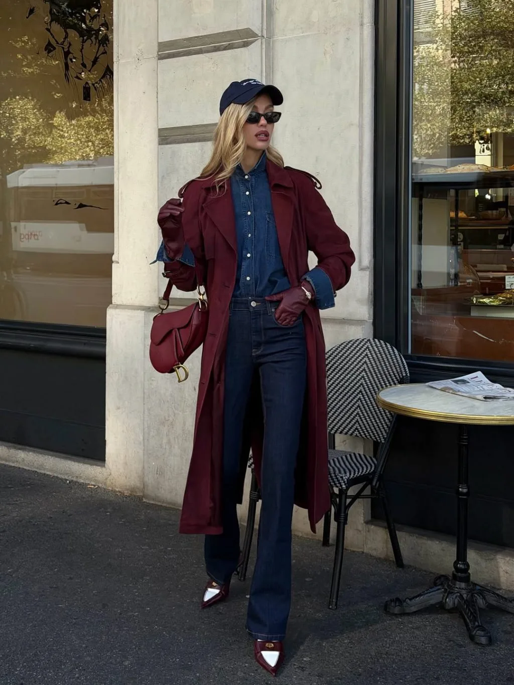 Áo khoác đỏ burgundy giữa đường phố châu Âu.