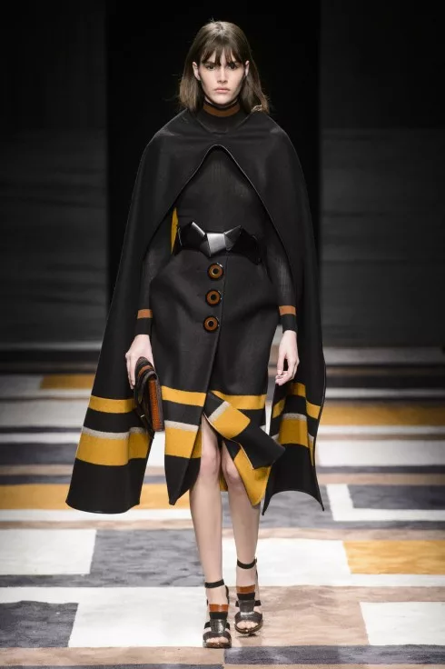 Tâm điểm của bộ sưu tập là những mẫu áo choàng ponchos được mặc theo nguyên lý chui đầu Tâm điểm của bộ sưu tập là những mẫu áo choàng ponchos được mặc theo nguyên lý chui đầu