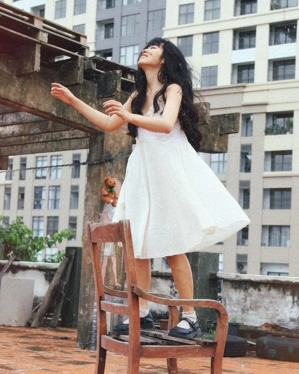 Đầm hai dây phong cách Hồng Kông