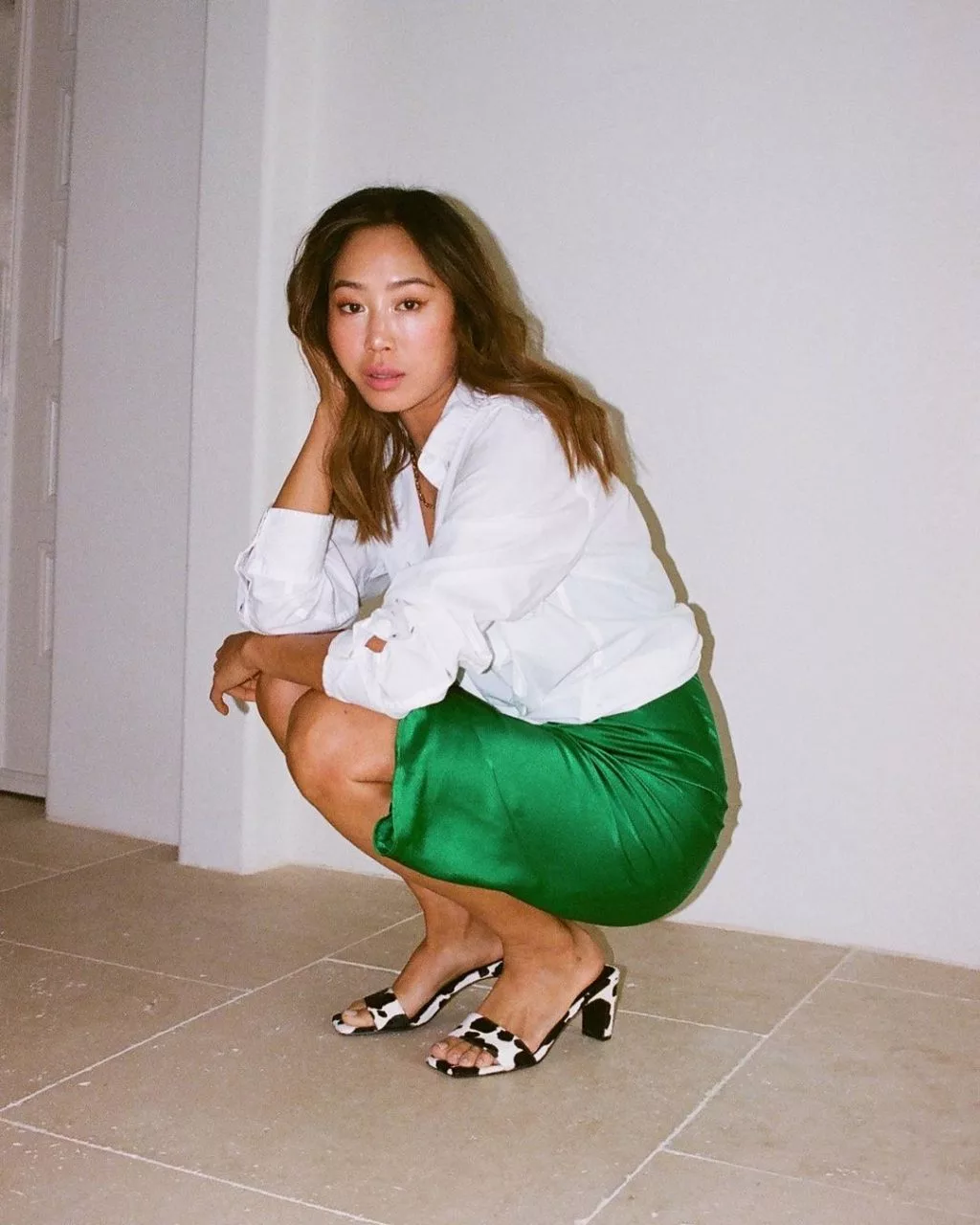 aimee song đi 90 mules mặc váy xanh áo sơ mi trắng ngồi giày cao gót