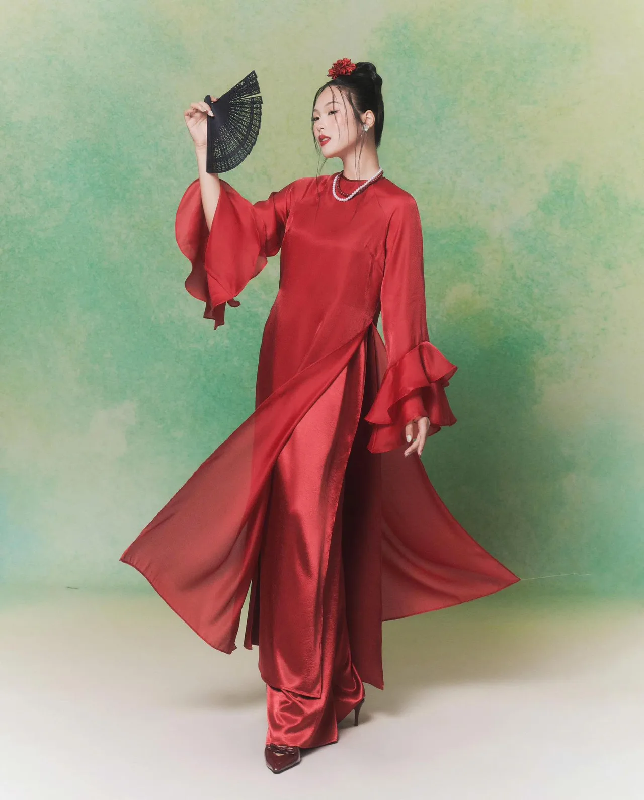 áo dài này thường bao gồm lớp quần lụa, một lớp váy hai dây và thêm áo dài bên ngoài màu đỏ