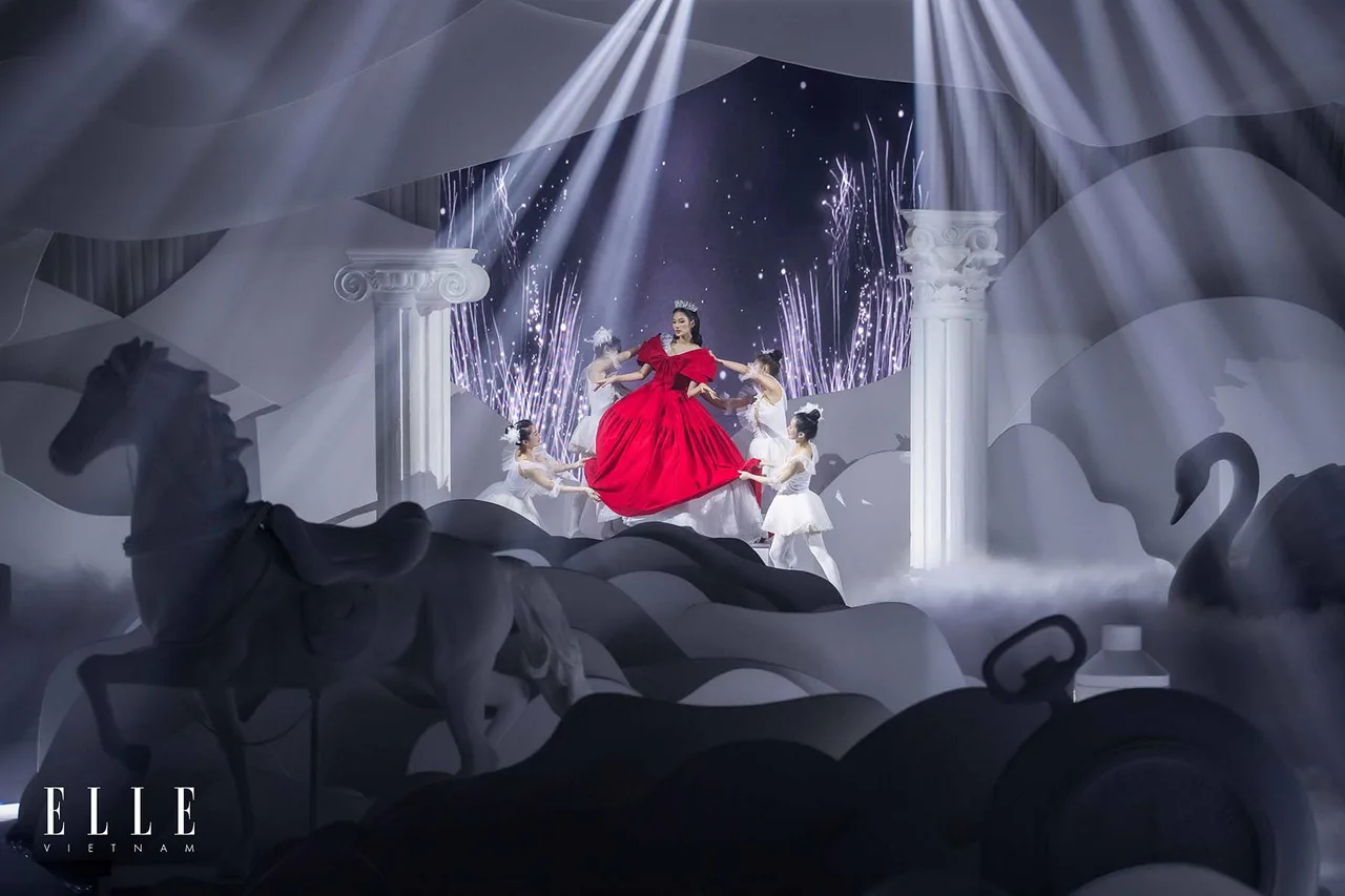 NTK Chung Thanh Phong BST Dear My Princess cùng mở màn đày ấn tượng cùng Hoàng Thùy