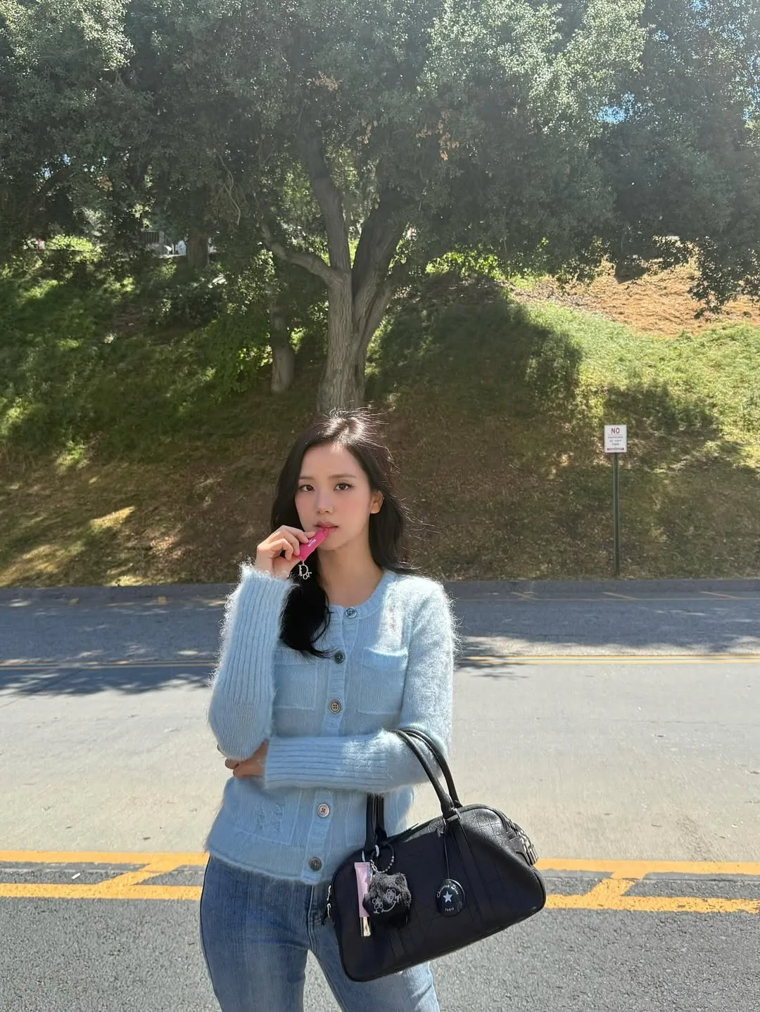 jisoo diện áo cardigan