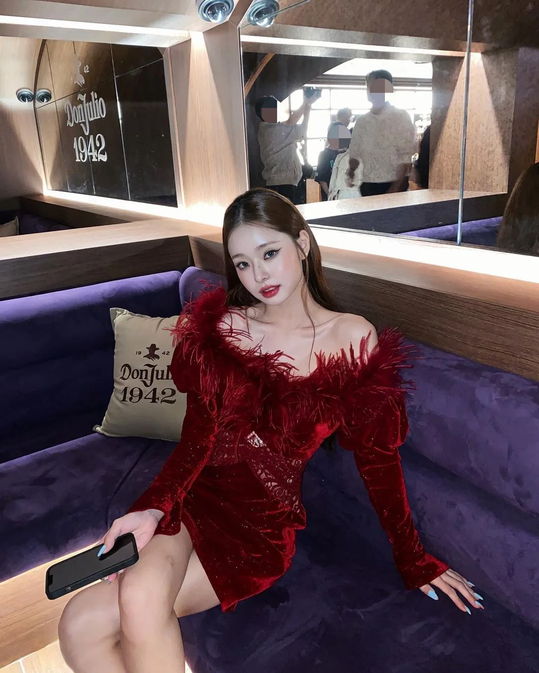 dear_zia diện váy nhung đỏ