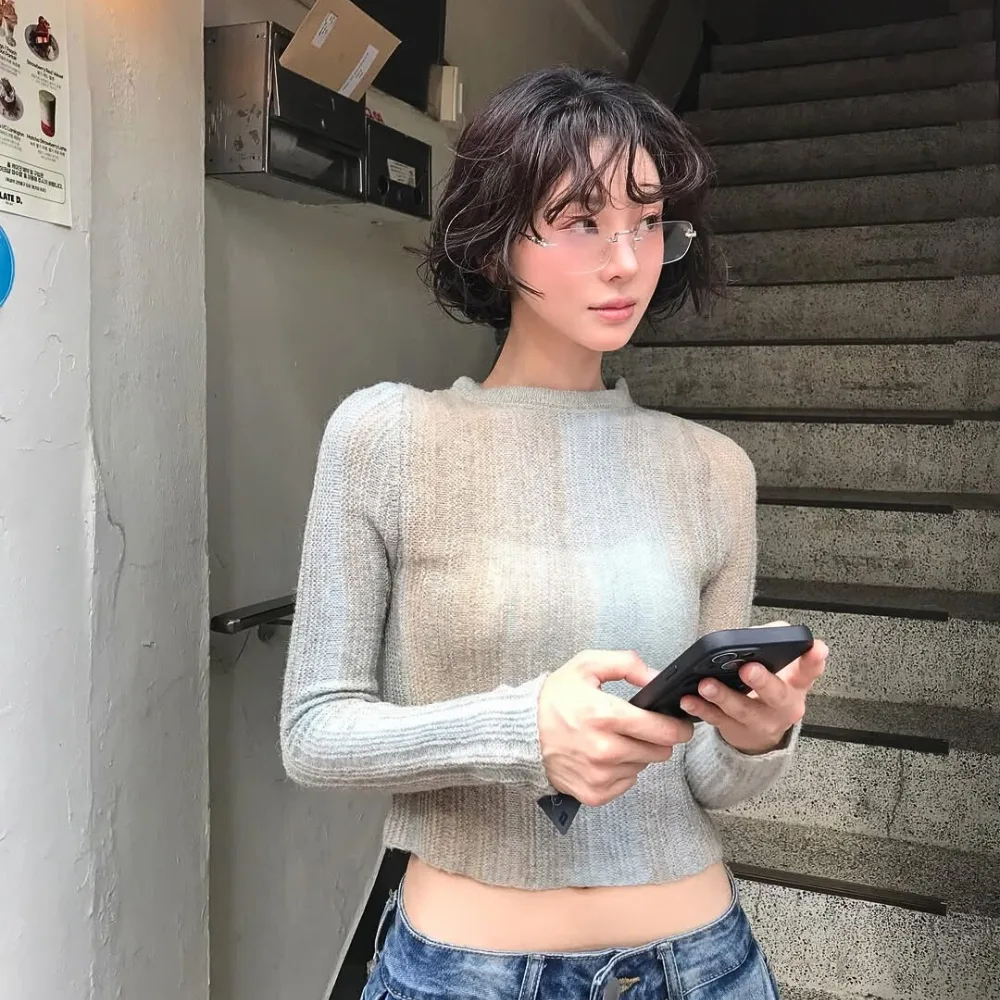 Cô gái đứng cầm điện thoại