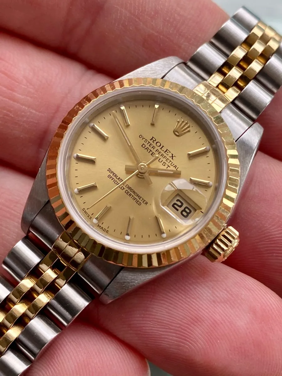 Cận cảnh mặt số cổ điển của đồng hồ Rolex 1015 với thiết kế tối giản.