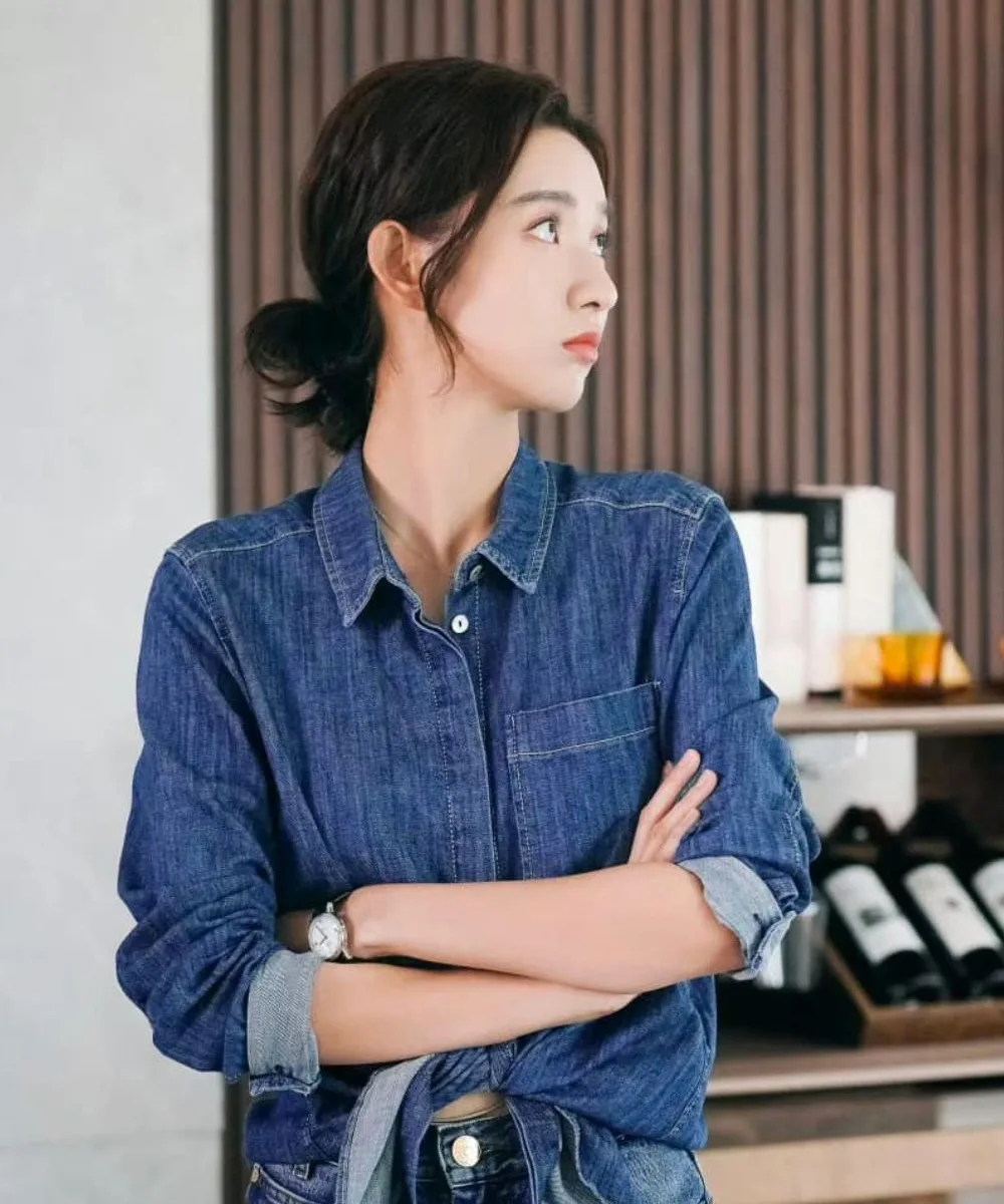 Cô nàng thường lựa chọn những kiểu tóc búi gọn gàng. Cô nàng thường lựa chọn những kiểu tóc búi gọn gàng.