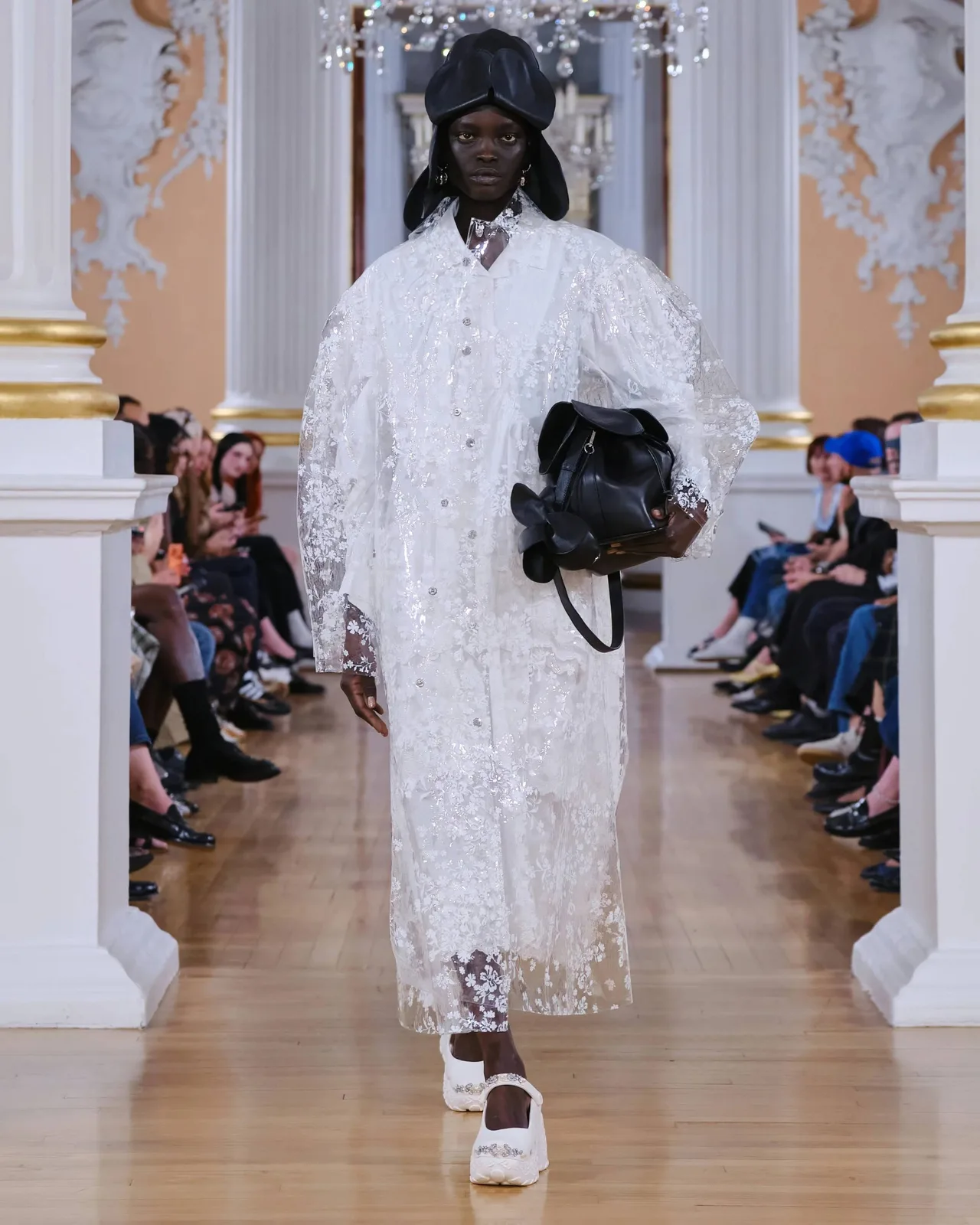 Phiên bản hoa tối giản nhưng vẫn đầy chất thơ của Simone Rocha