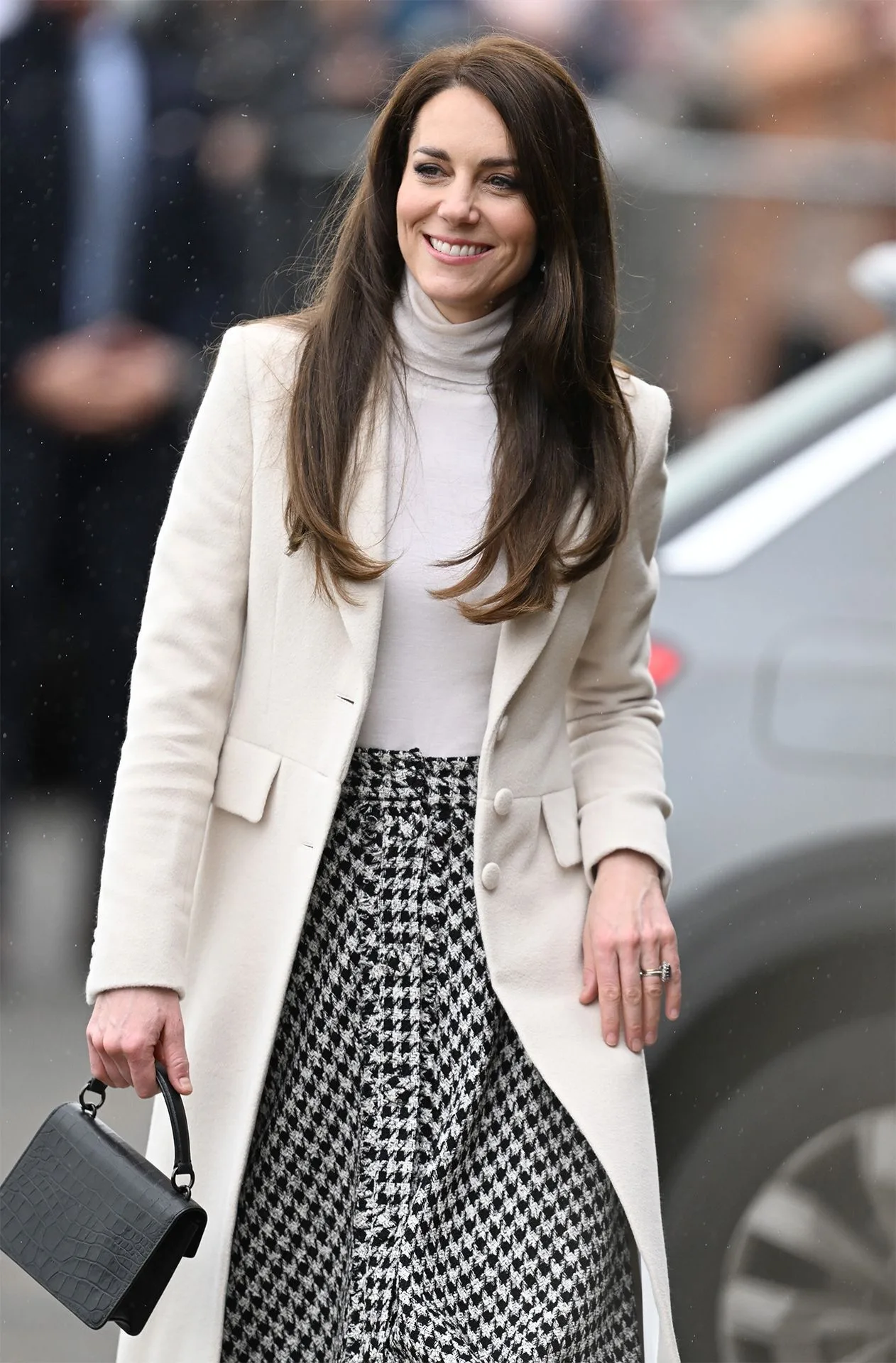 Chiếc váy họa tiết nanh sói đen trắng giúp Công nương xứ Wales Kate Middleton