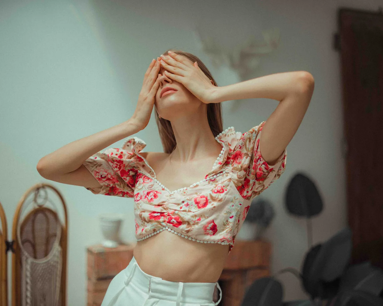 cô gái đưa tay che mặt vì cảm xúc
