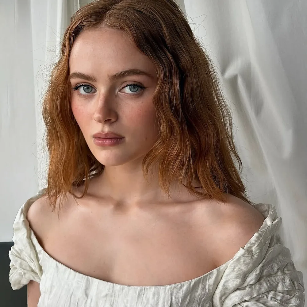 Sadie Sink tóc xoăn nâu cam