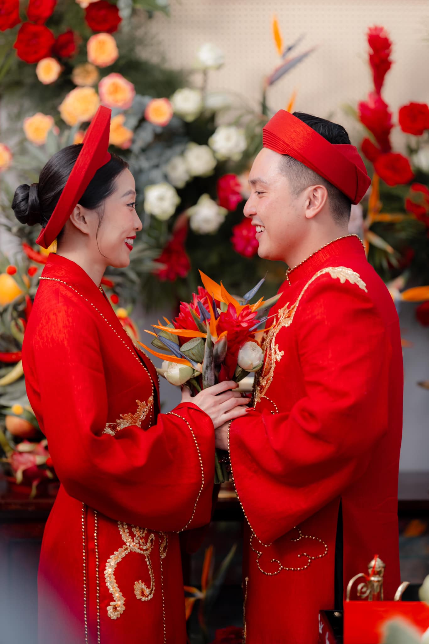 Liêu Hà Trinh nhã nhặn mỹ miều với áo dài đỏ và kiểu tóc búi thấp