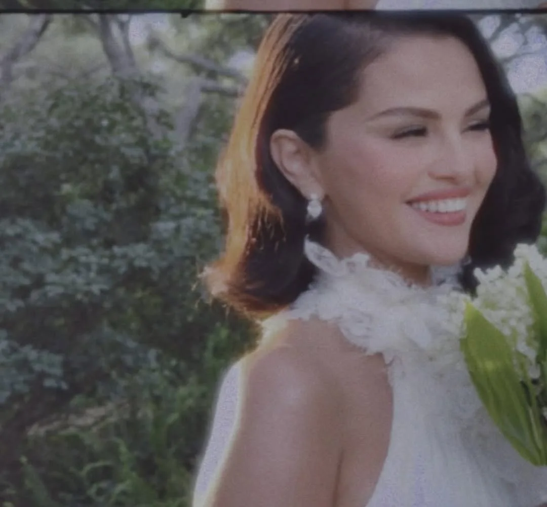 khoảnh khắc Selena Gomez và váy cưới Ralph Lauren