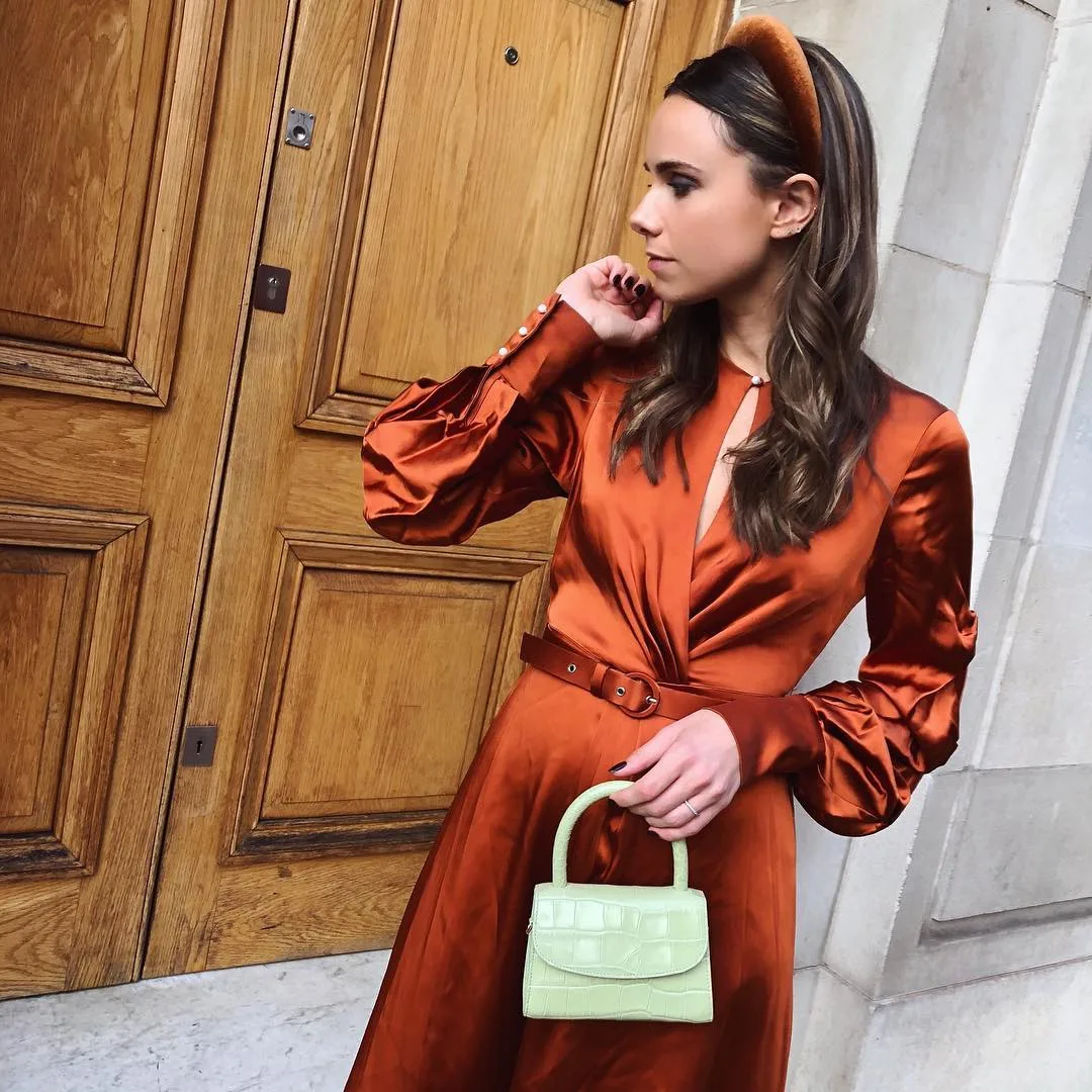 fashionista thay đổi phong cách thời trang công sở với đầm wrap dress và băng đô màu nâu