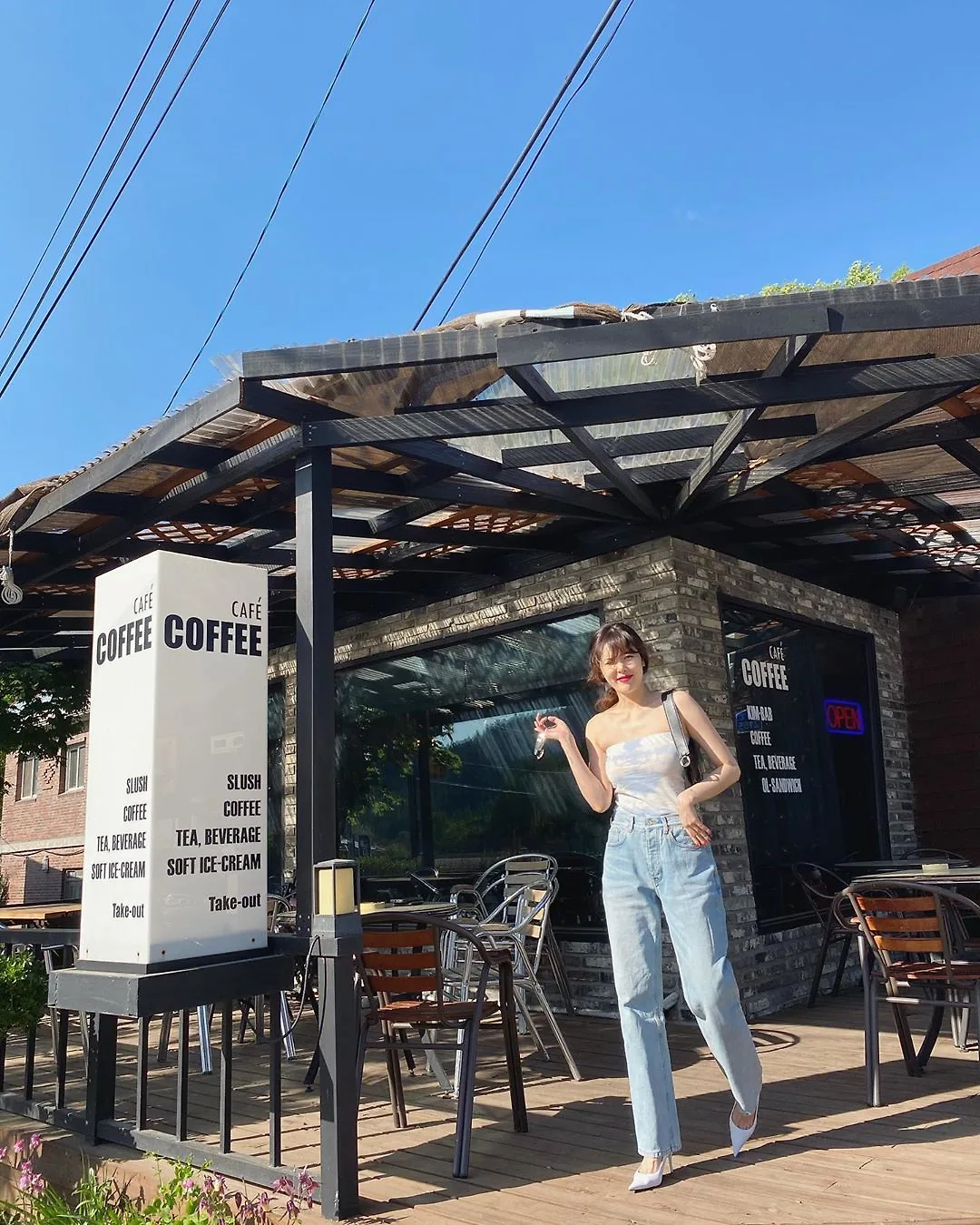 hyunah phối áo ống với quần jeans