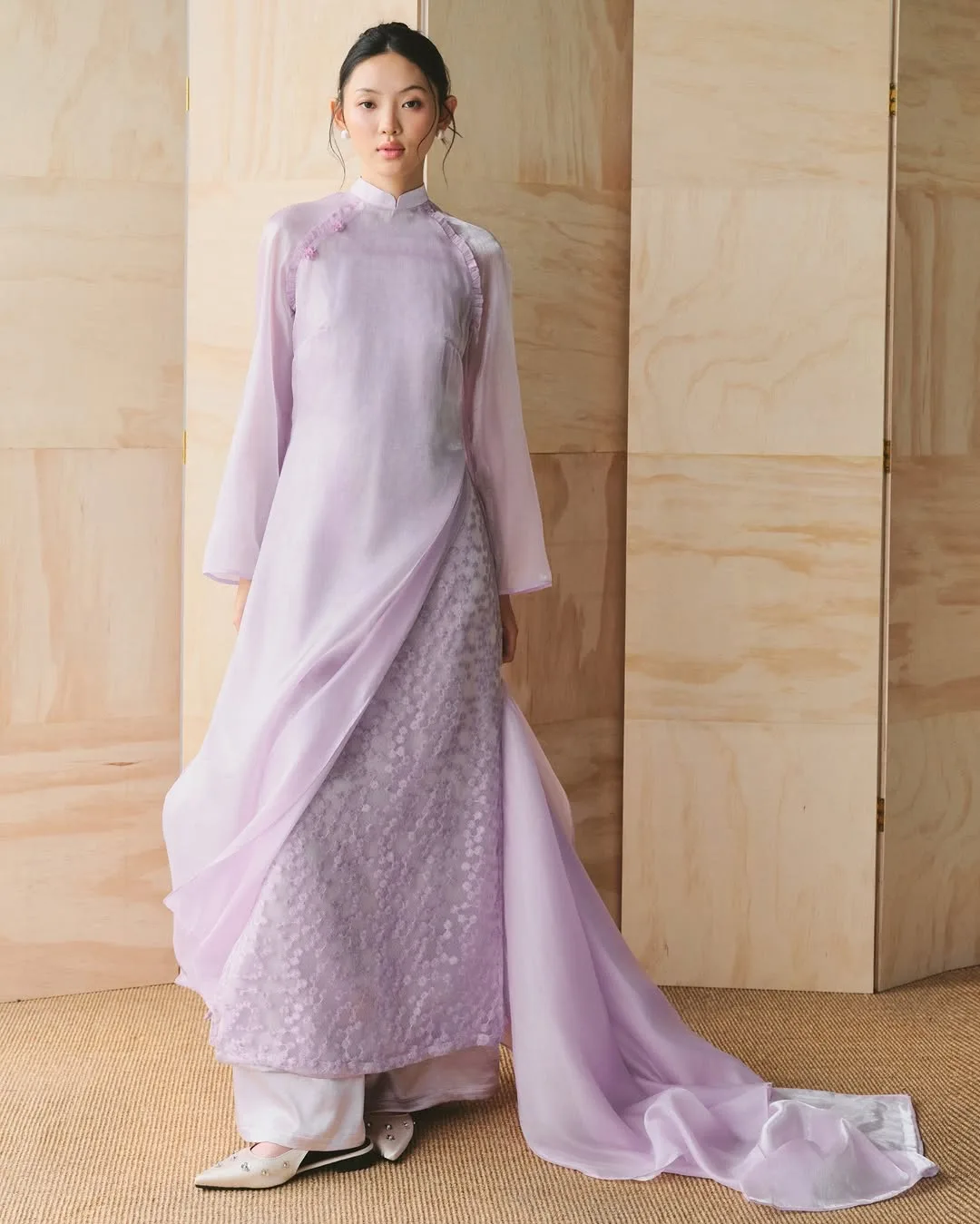 Sự truyền thống của người con gái Việt Nam được lột tả rõ nét quà tà áo dài tím.