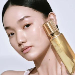 Hình ảnh cô gái với sản phẩm nước làm mềm da Hydro-Softening Essence.