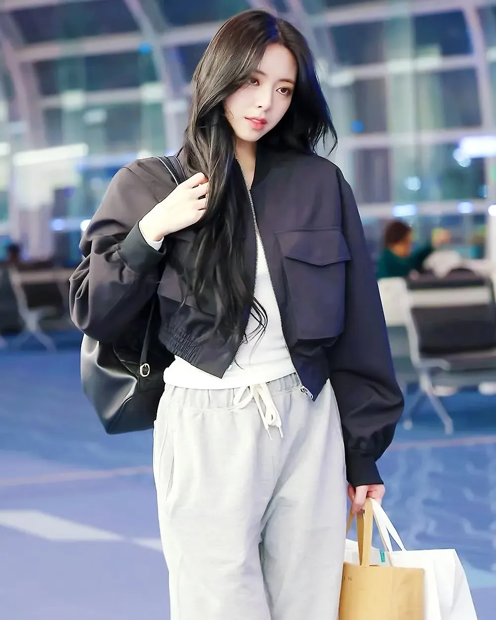 Yuna bước đi tự tin trong áo khoác bomber và quần jeans