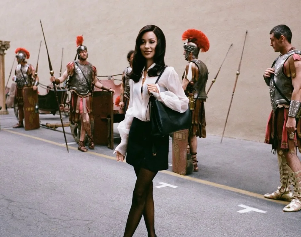 Maddy từ bỏ trang phục nổi loạn để bước vào thế giới chuyên nghiệp tại Hollywood.