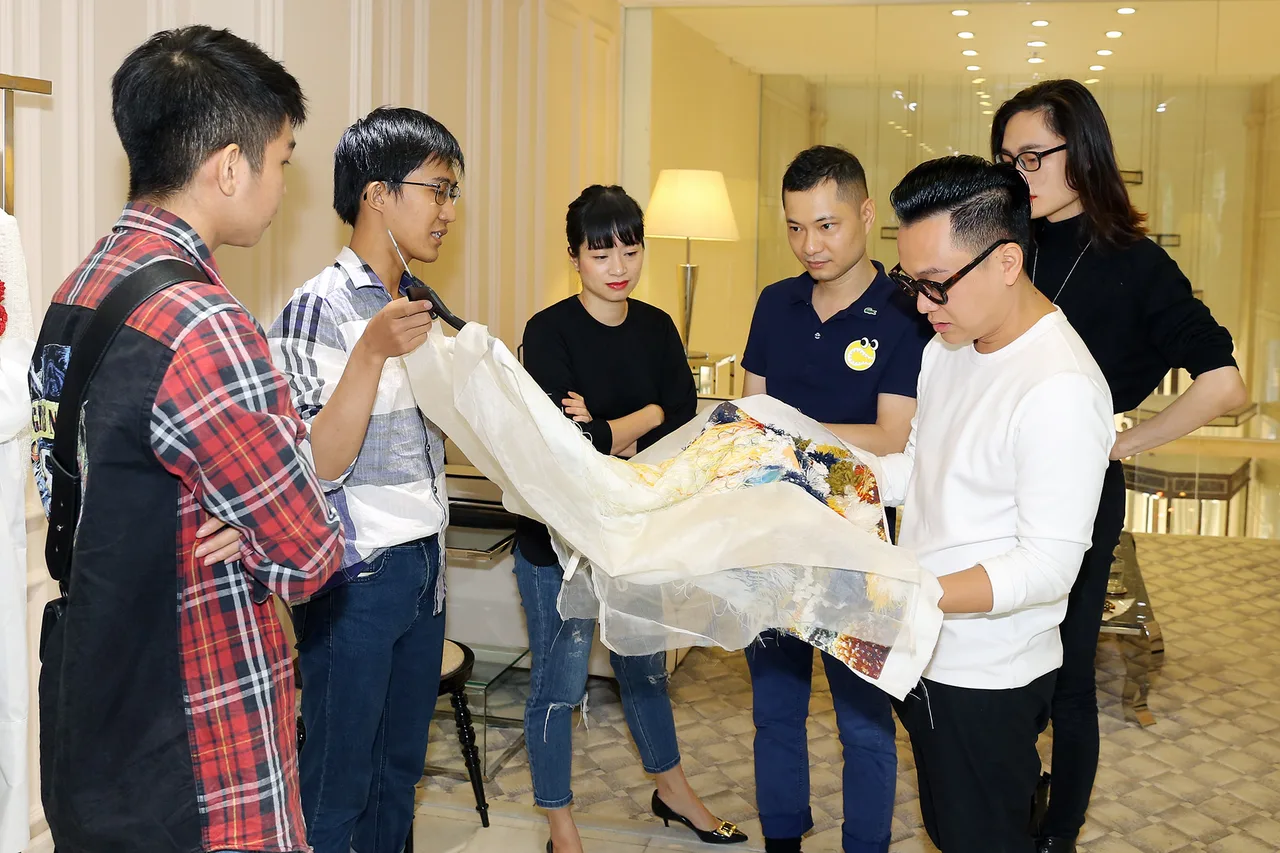 Nhà thiết kế Nguyễn Công Trí đối thoại cùng Top 3 cuộc thi ELLE Design Contest Nhà thiết kế Nguyễn Công Trí đối thoại cùng Top 3 cuộc thi ELLE Design Contest