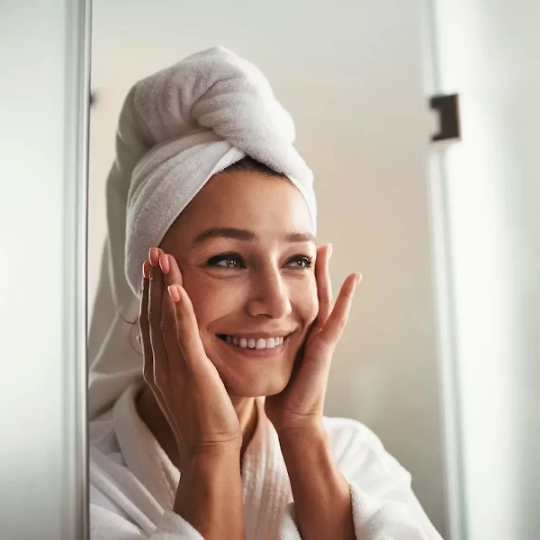 người phụ nữ đang soi gương
