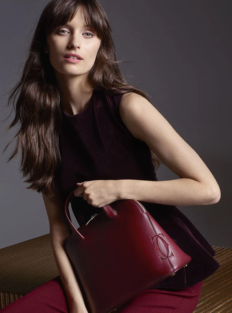 Cartier với gam màu đỏ burgundy đặc trưng