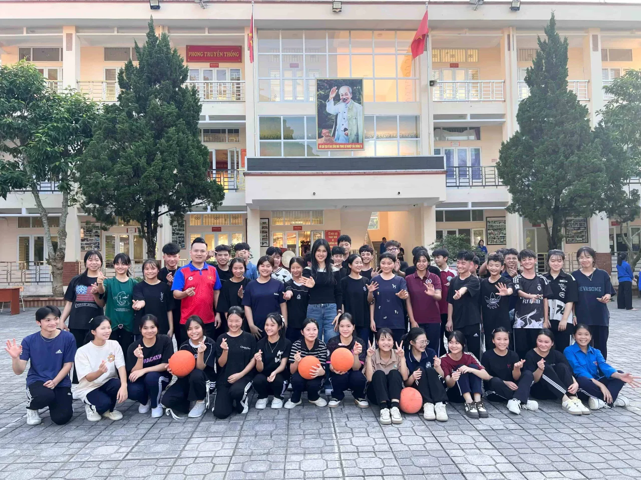 Phúc Anh và ekip hoàn thành dự án “54 dân tộc Việt Nam”