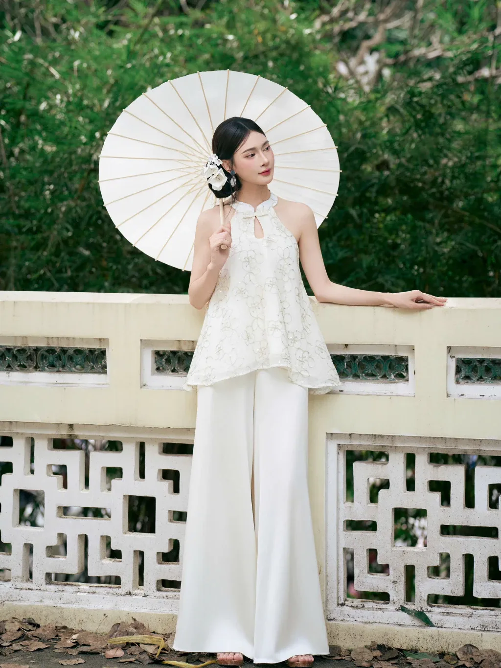 Với màu be khi kết hợp cùng quần hoặc váy trắng sẽ đem lại cho nàng vẻ trong trẻo như những ngày đầu xuân.