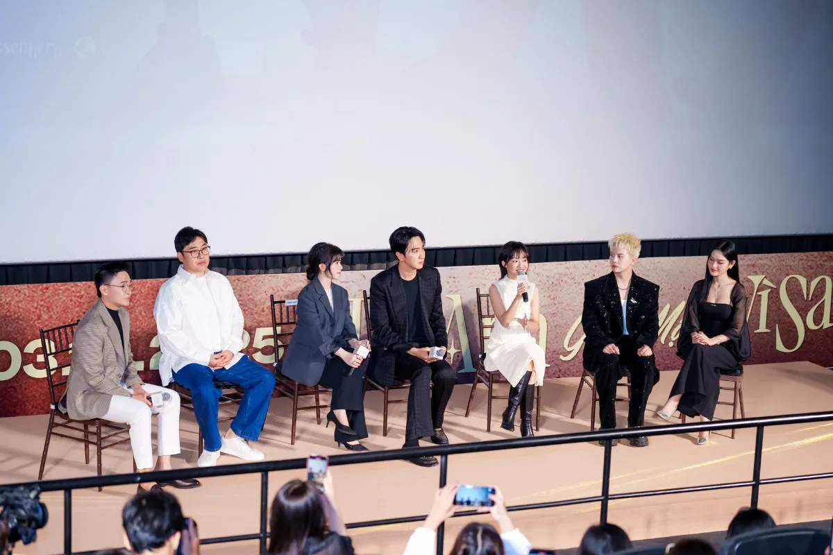 Dàn diễn viên chính và đạo diễn trả lời câu hỏi của truyền thông tại showcase phim Tay Anh Giữ Một Vì Sao