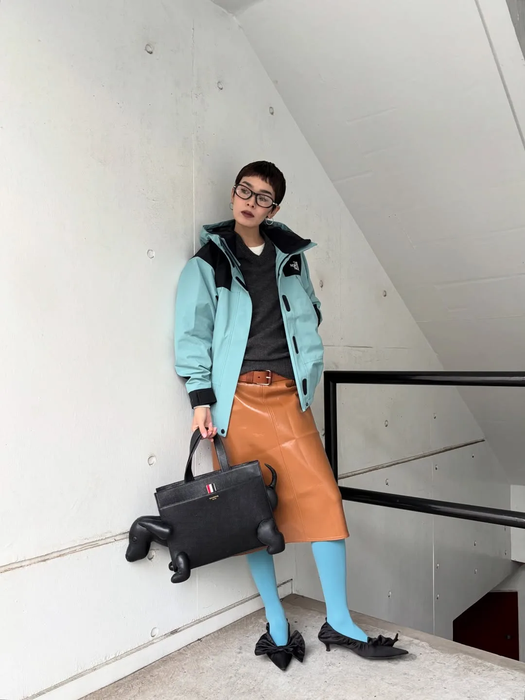 Sự bắt cặp đầy ngẫu hứng giữa chiếc áo khoác blazer màu xanh mint và chân váy dáng dài màu cam đất.