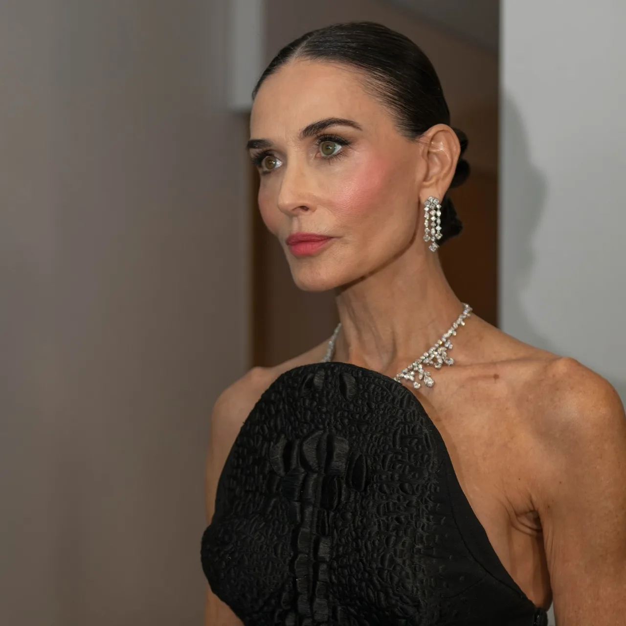 Hình ảnh Demi Moore với má hồng nâng gương mặt.