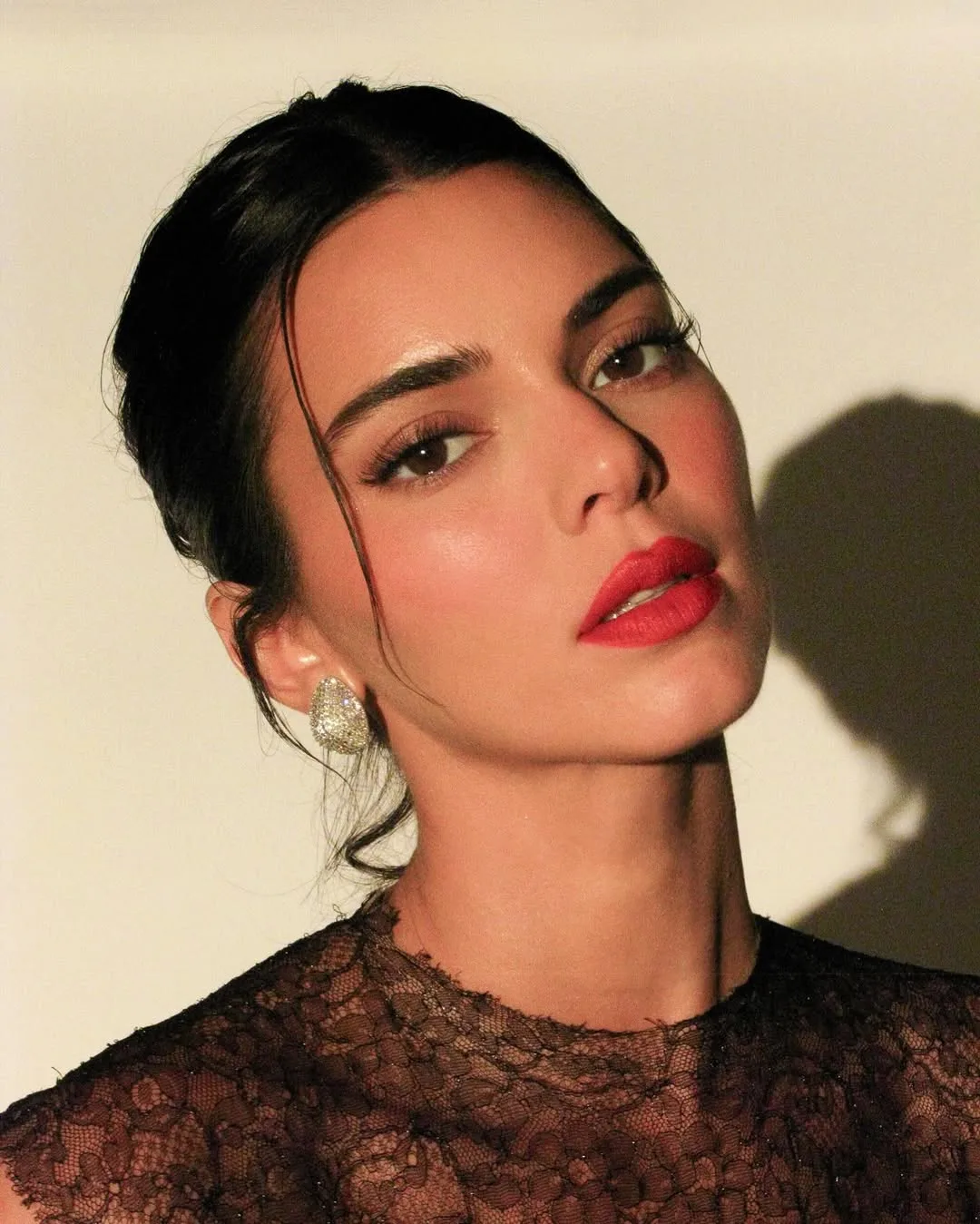 kendalljenner khuyên tai hình học