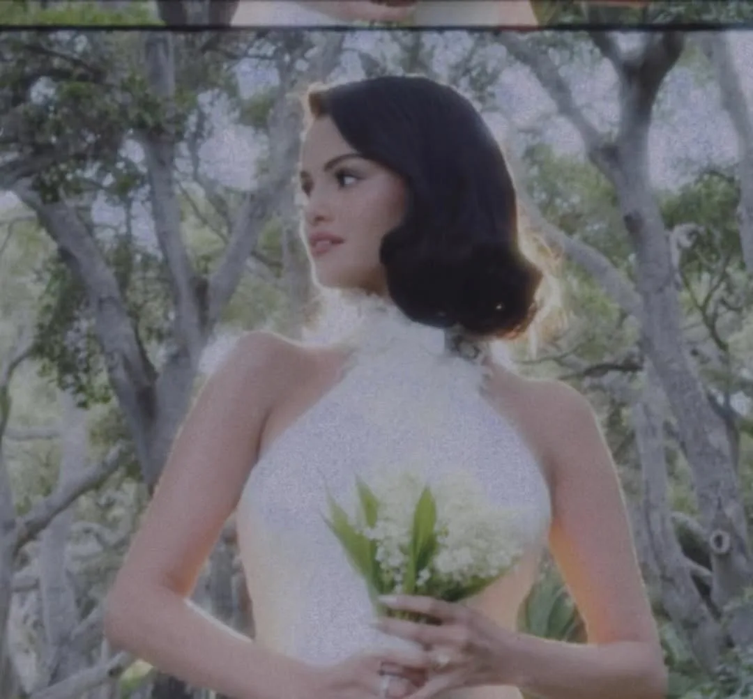 Selena Gomez và váy cưới cổ yếm Ralph Lauren