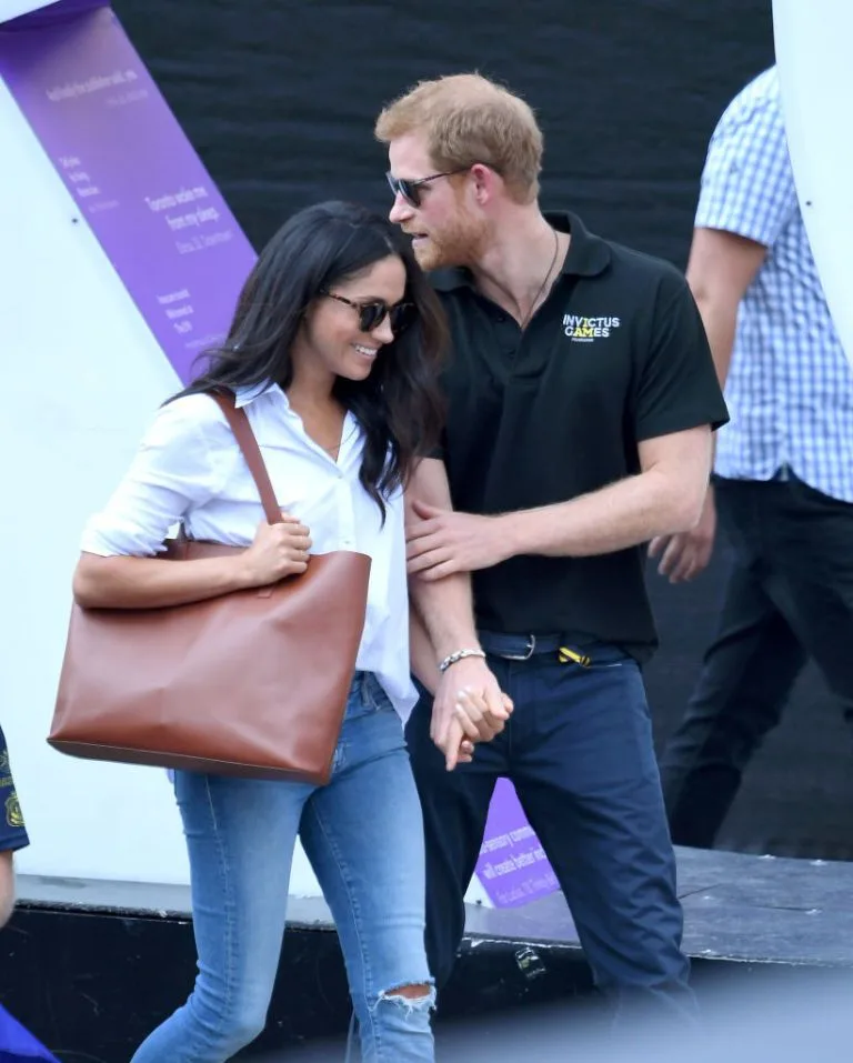 Lí do Hoàng tử Harry được phép thể hiện tình cảm với bạn gái, nhưng Hoàng tử William thì không - ELLE VN