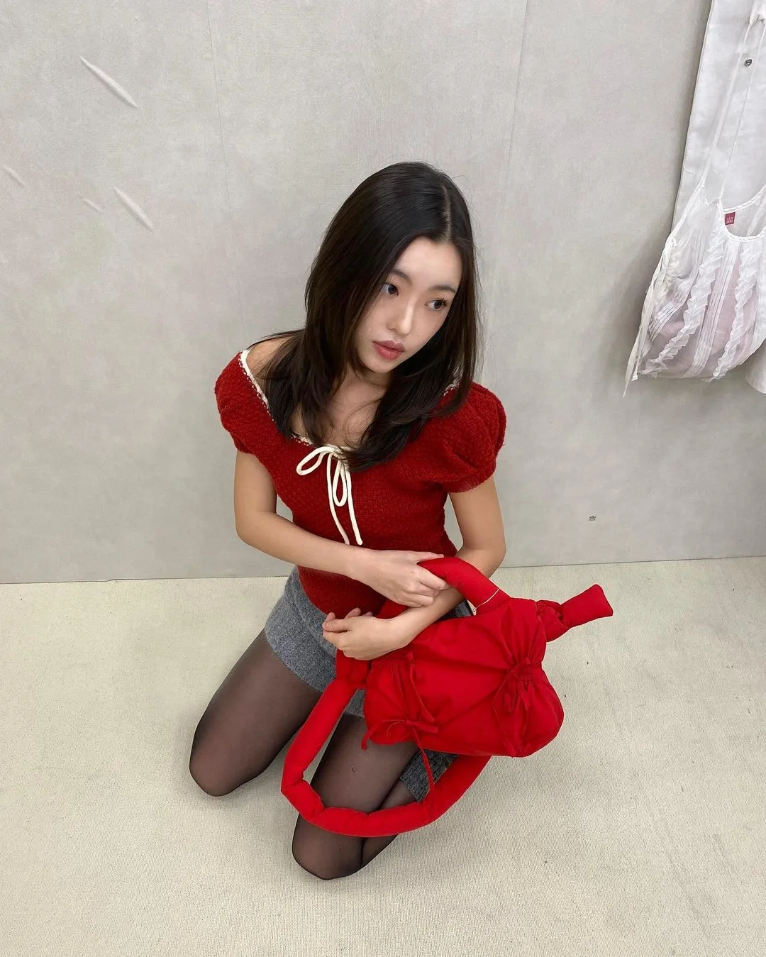chaamonie diện áo đỏ nơ