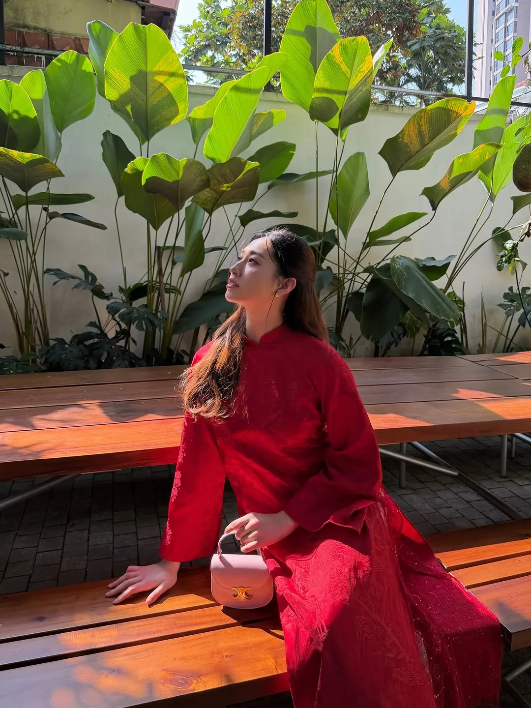 Áo dài truyền thống với màu đỏ đặc trưng