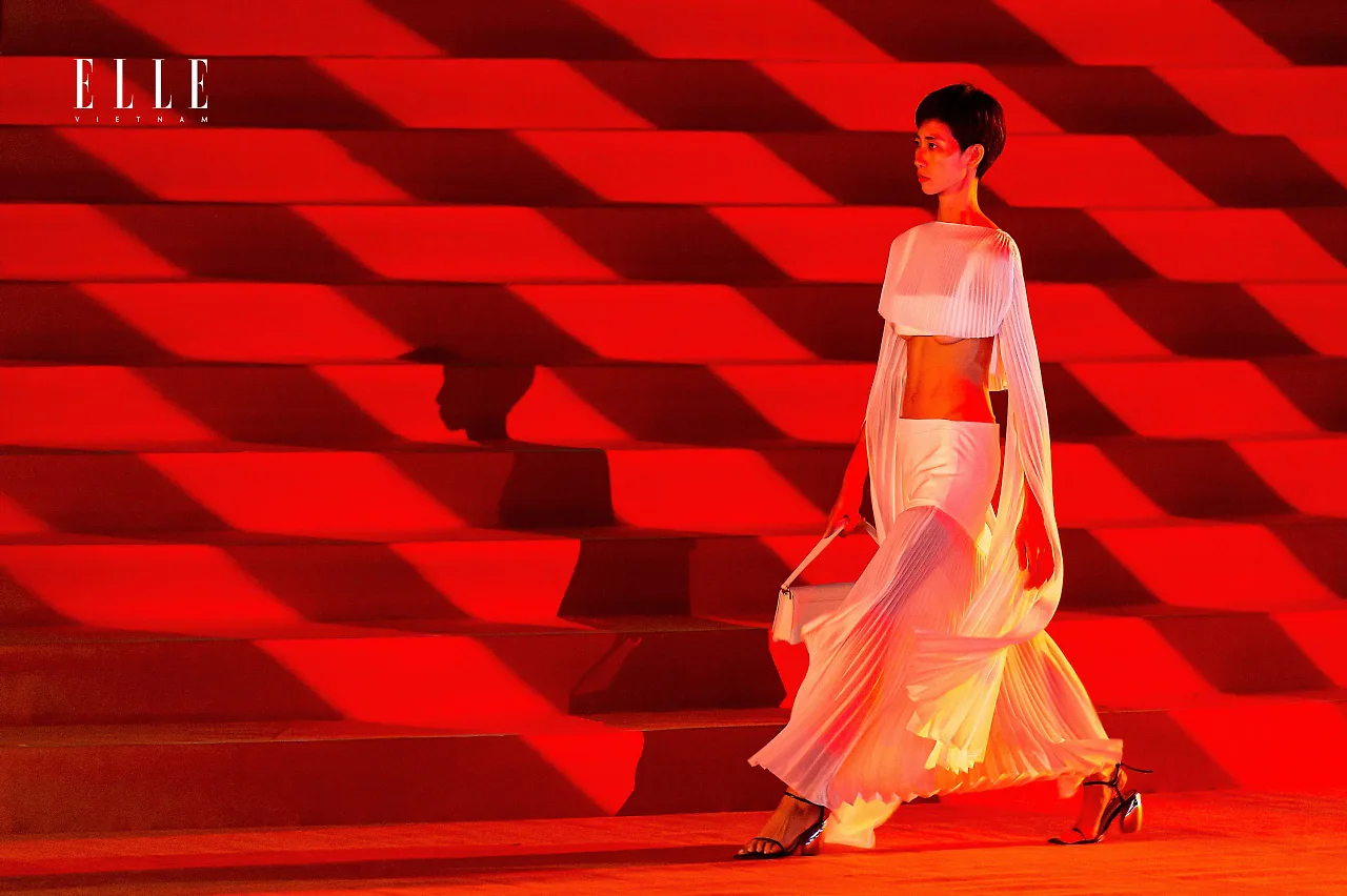Trang Phạm trình diễn tại ELLE Fashion Show 2022 BST Figure CHATS by C.Dam