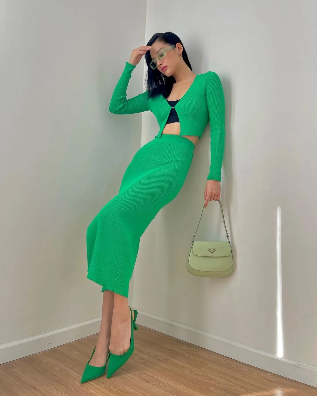 Khánh Linh mặc set đồ dệt kim